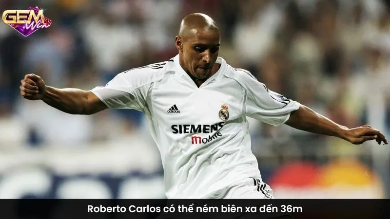 Roberto Carlos có thể ném biên xa đến 36m